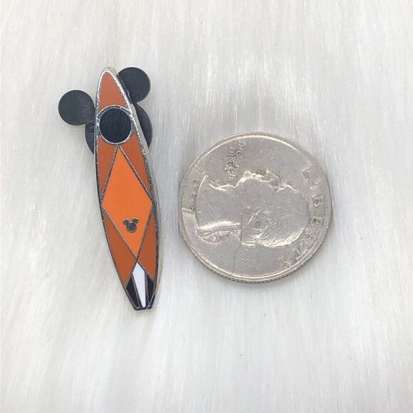 🔮 5/$25 Disney Chip 'n' Dale Surfboard Pin - Picture 2 of 3